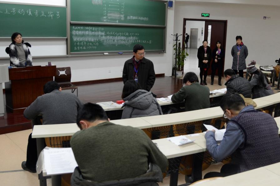 图:高松副校长巡视考场